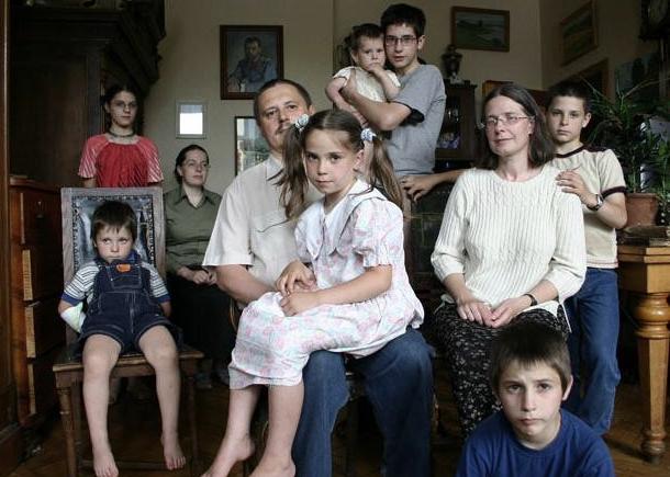 «Плодить Нищету?» …Нас, маленьких детей, купали в оцинкованных корытах на общей кухне. «Плодить Нищету?» …Нас, маленьких детей, купали в оцинкованных корытах на общей кухне.