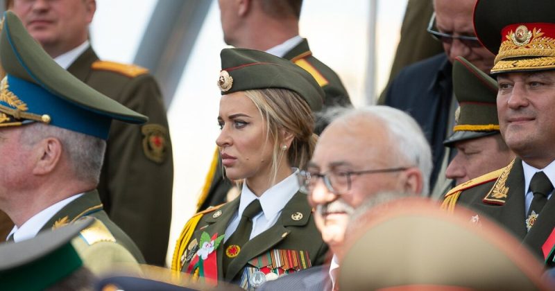 Увешанная медалями девушка-«ветеран» с минского Парада Победы стала звездой Сети