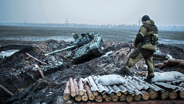 Ополченец стоит у танка украинской армии в Донецкой области. Архивное фото