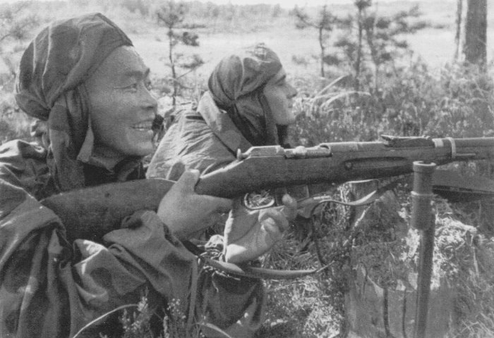 Лучшие снайперы – С. Номоконов и Б. Канотов, 1942 | Фото: liveinternet.ru Лучшие снайперы – С. Номоконов и Б. Канотов, 1942 | Фото: liveinternet.ru