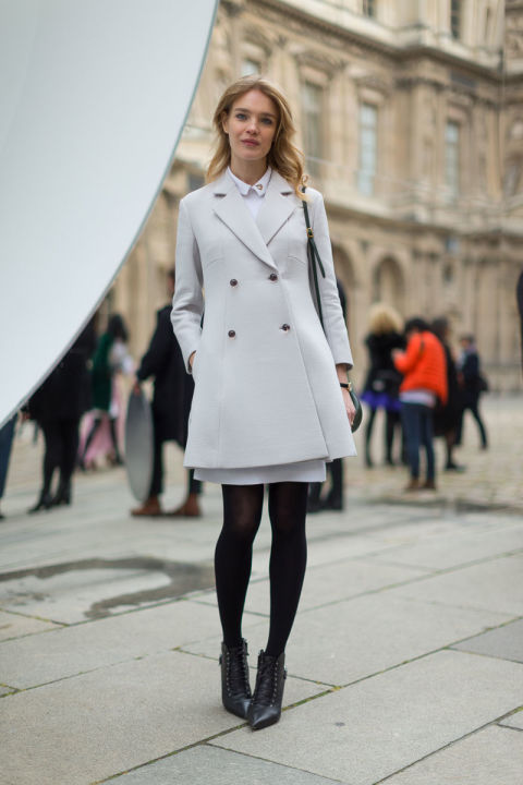 Natalia Vodianova в светло сером пальто, черные колготки и ботильоны с острым носом