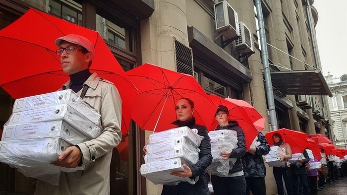 К администрации президента принесли 1 000 000 подписей против пенсионной реформы