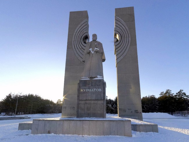 Памятник Курчатову в Челябинске Памятник Курчатову в Челябинске