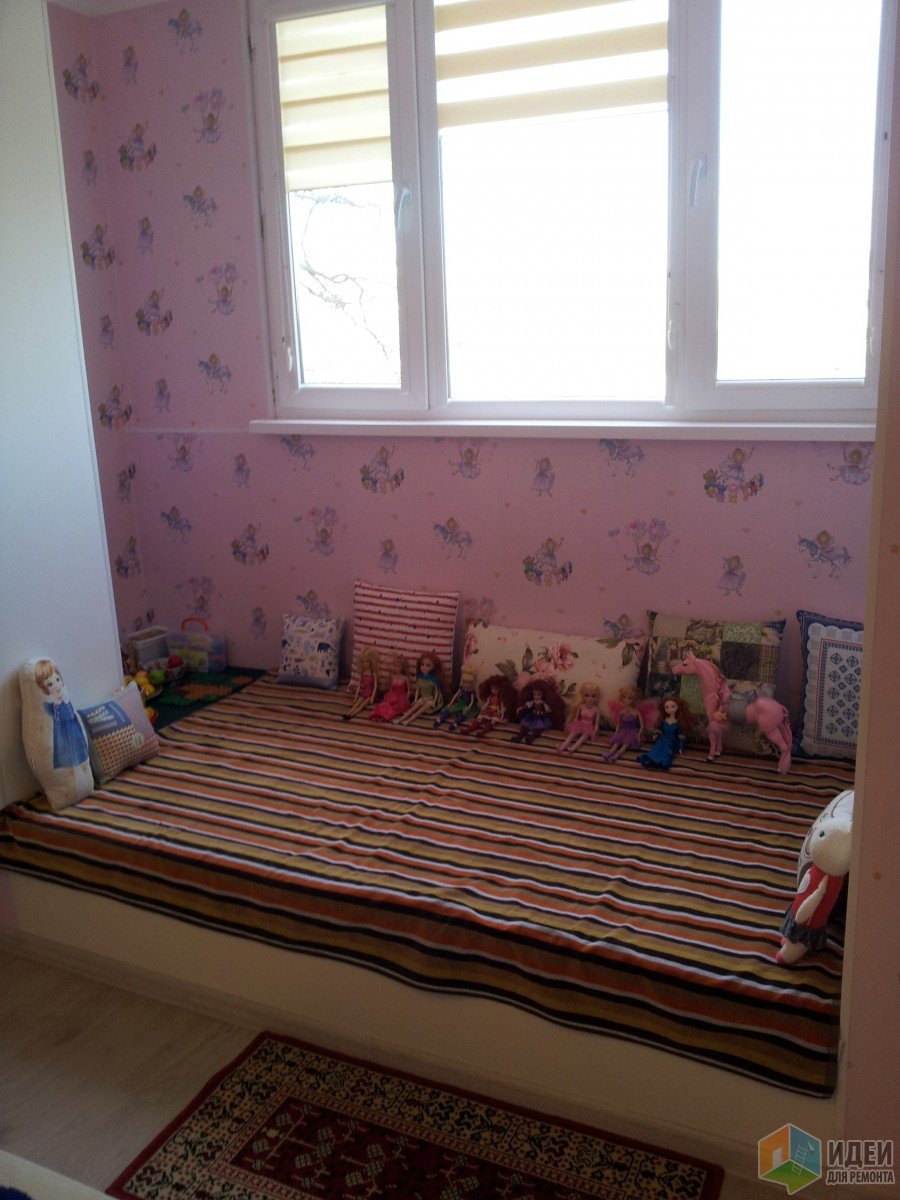 не могу подходящий покрывало найти ,временно постелила покрывало ,тут доча играется . Простой ремонт