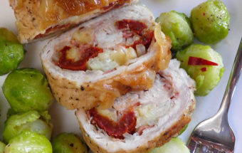 Рулеты из индейки с сыром и беконом