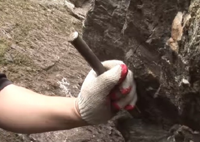 Рука держит кол Рука в перчатке