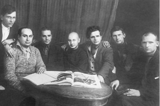 Члены Секретариата РАПП. Слева направо: М. В. Лузгин, Б. Иллеш, В. М. Киршон, Л. Авербах, Ф. И. Панферов, А. А. Фадеев, И. Макарьев Члены Секретариата РАПП Слева направо М В Лузгин Б Иллеш В М Киршон Л Авербах Ф И Панферов А А Фадеев И Макарьев