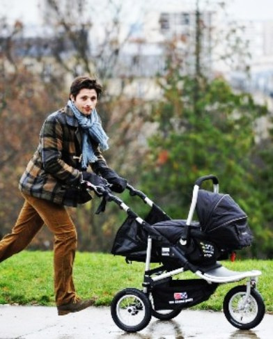 Трогательная история любви и заботы — каждый день он приходит в парк с коляской, но без ребенка...