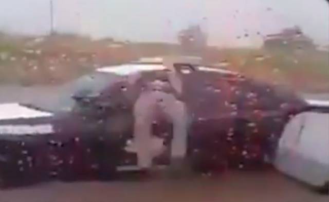 Видео с полицейским, которым застрял в машине в США, рассмешило Сеть
