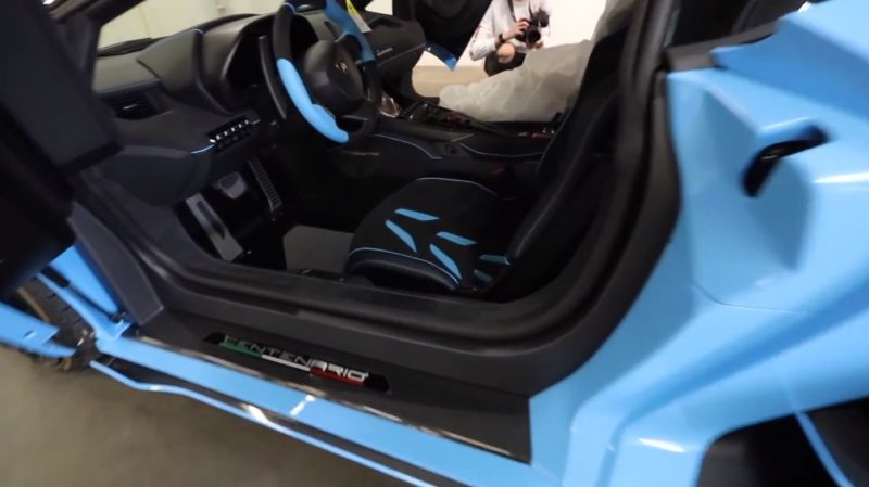 Распаковка нового Lamborghini Centenario мощностью 770 лошадиных сил Распаковка нового Lamborghini Centenario мощностью 770 лошадиных сил