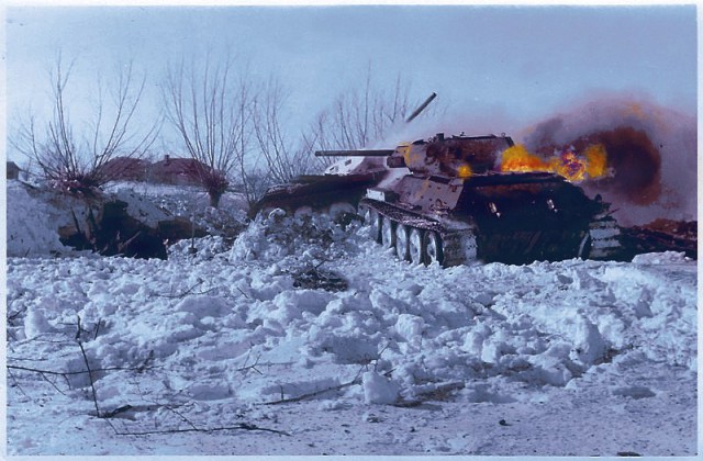 Т-34-85, подожженный панцерфаустом, и замечательные очки, спасшие мехвода Т-34-85, подожженный панцерфаустом, и замечательные очки, спасшие мехвода
