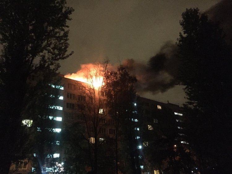 В Сети появилось видео пожара, разгоревшегося в жилом доме Саратове