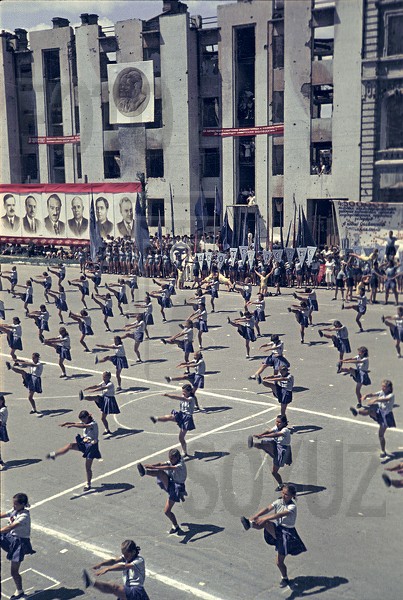 "Детский хоровод", или послевоенный Сталинград в цветных фотографиях Марка Редькина