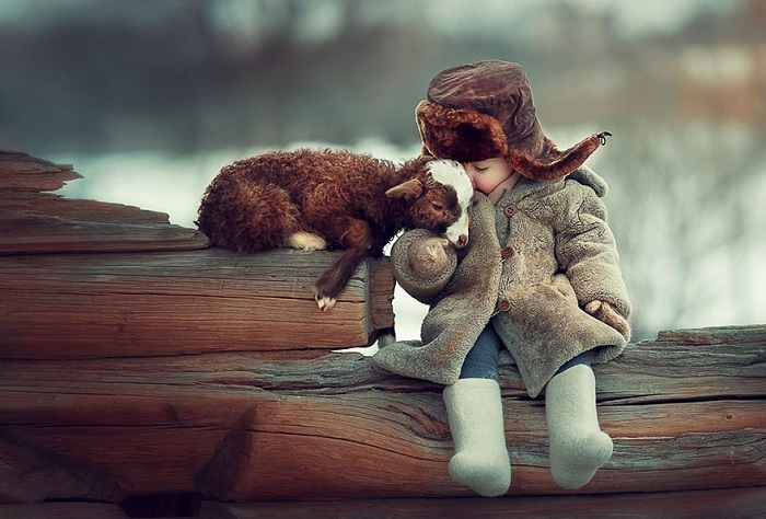 Неподдельные эмоции: 12 трогательных фотографий о любви детей и животных