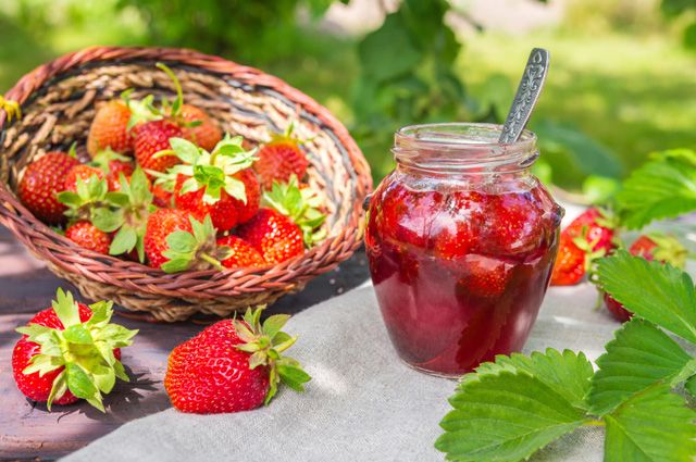 С базиликом и коньяком. Необычные рецепты заготовок из клубники