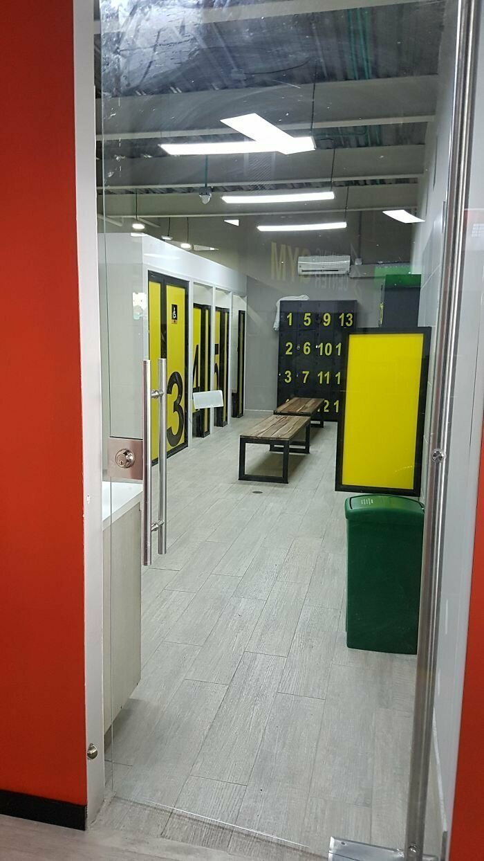 Прозрачная дверь в мужской раздевалке Крах дизайнера или безумные эксперименты в оформлении
(32 фото)