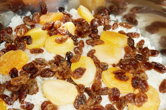 Добавить изюм и курагу (урюк) в готовый плов и дать настояться плову около 10-15 минут. Добавить изюм и курагу (урюк) в готовый плов и дать настояться плову около 10-15 минут.