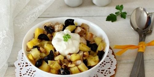 Салат с черносливом, курицей, ананасами и орехами Салат с черносливом, курицей, ананасами и орехами