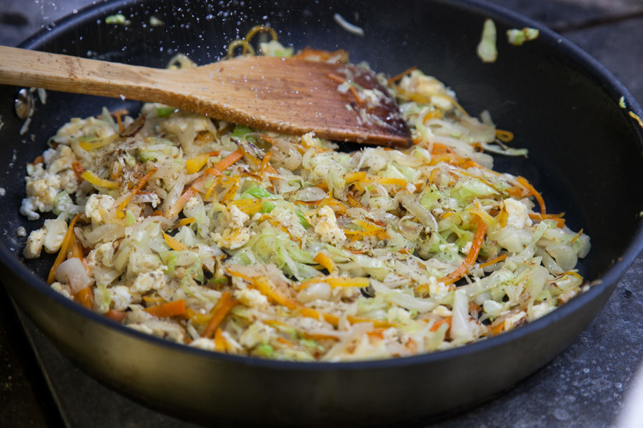 ЖАРЕНАЯ КАПУСТА С МОРКОВЬЮ И ЯЙЦОМ