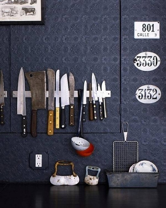 Интересный вариант разместить нестандартным образом ножи на кухне, то что создаст специфическую обстановку. Интересный вариант разместить нестандартным образом ножи на кухне, то что создаст специфическую обстановку.