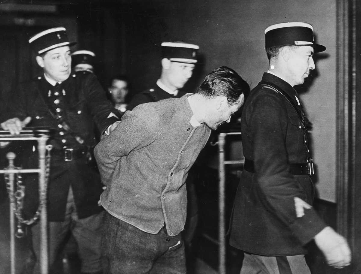 1939 год: последняя публичная казнь во Франции с помощью гильотины (10 фото) 1939 год: последняя публичная казнь во Франции с помощью гильотины (10 фото)