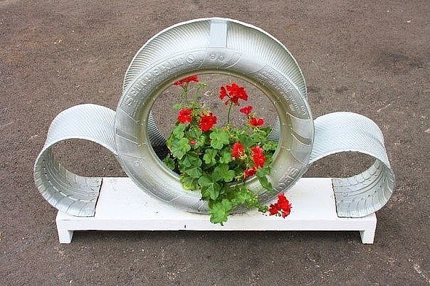 Клумбы из покрышек для сада Клумбы из покрышек для сада