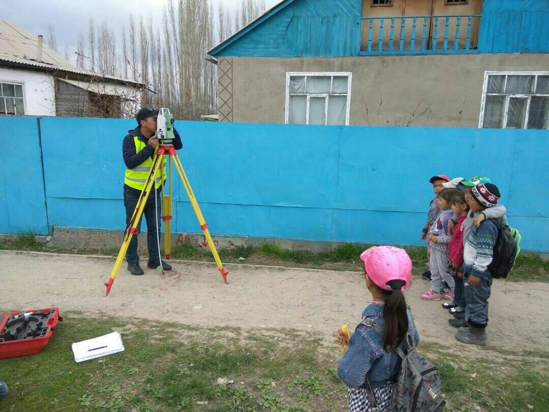 Лучшие доказательства того, что геодезия - это царица наук геодезист, геодезия, девушки, дети, наука, прикол, теодолит, юмор