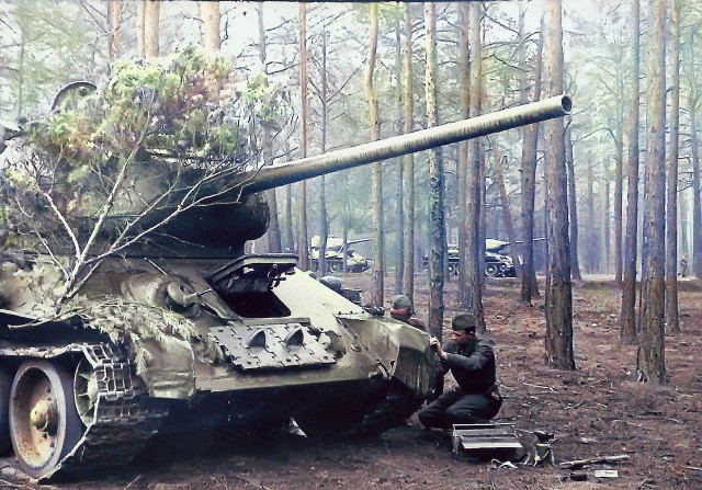 Т-34-85, подожженный панцерфаустом, и замечательные очки, спасшие мехвода Т-34-85, подожженный панцерфаустом, и замечательные очки, спасшие мехвода