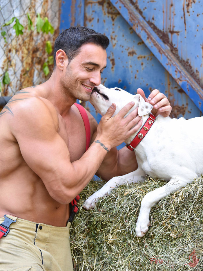 Avstraliyskie-pozharnye-s-zhivotnymi-v-blagotvoritelnom-kalendare-2019 18