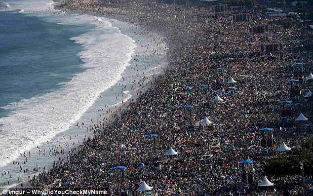 Оптическая иллюзия: если долго смотреть на пляж Рио-де-Жанейро в Бразилии, можно увидеть свободное место лето, скоро лето, фейл, юмор