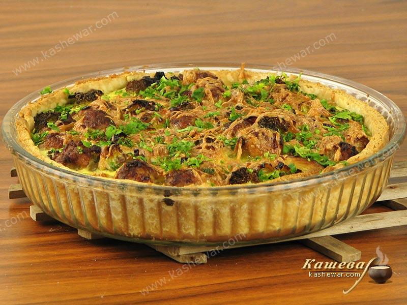 Киш с колбасками и брокколи