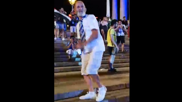 Танцующий 68-летний болельщик из Волгограда Танцующий 68-летний болельщик из Волгограда