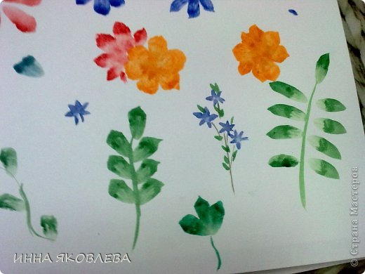 Сегодня хочу напомнить вам детсадовский способ рисования цветов и листьев.
Дети, даже старшие школьники, просто обожают этот способ за простоту, быстроту и эффектность! фото 6