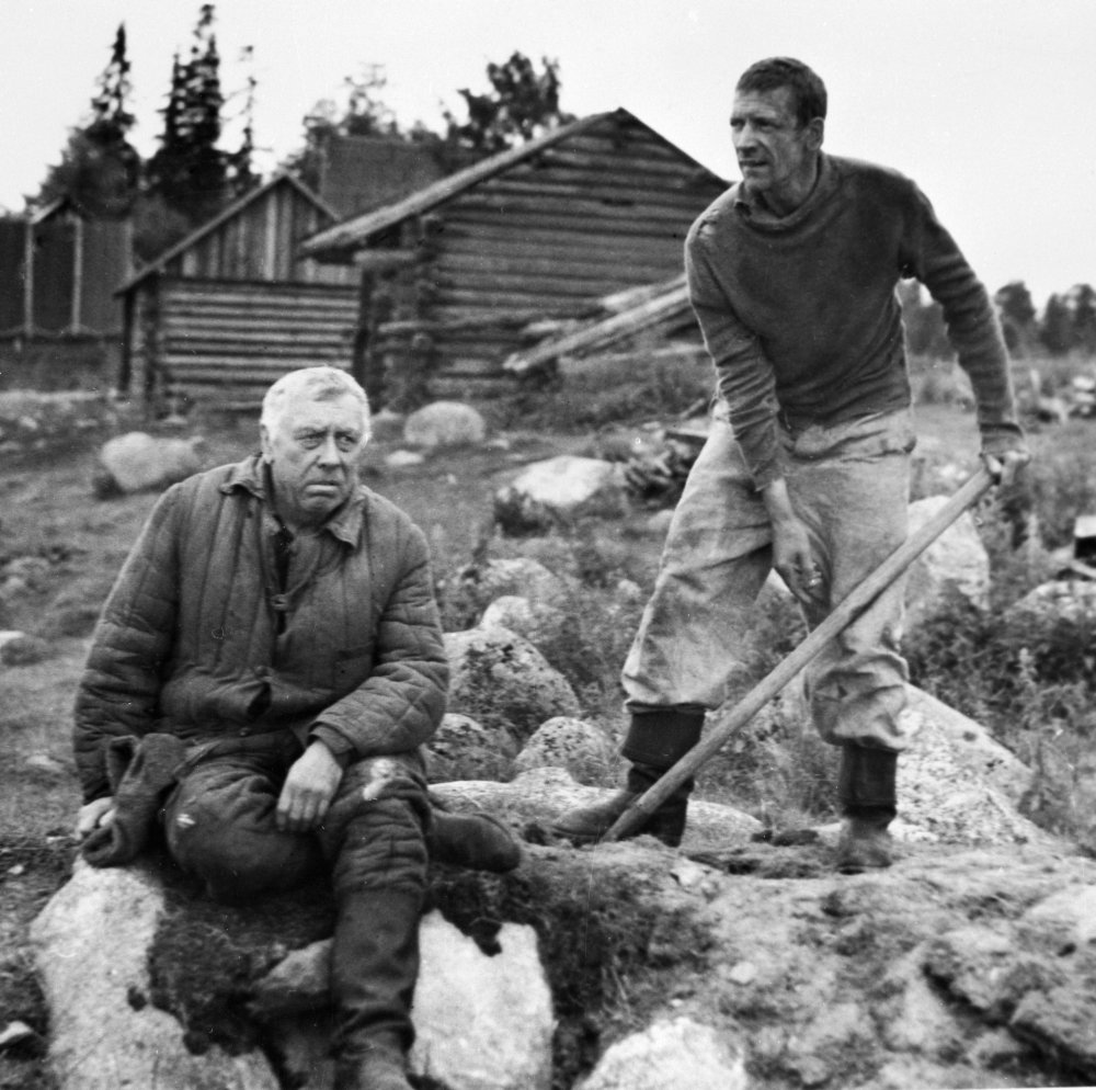 Еще вчера они были заключенными... Кадр из фильма "Дорогой Никита Сергеевич..." Свидетельства из дневников советских людей о триумфе и крахе вождя