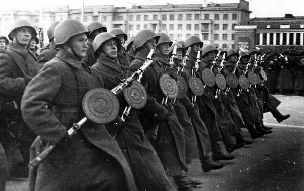Миллионы сдавшихся солдат: ложь о первых днях войны (21 фото) Миллионы сдавшихся солдат: ложь о первых днях войны (21 фото)