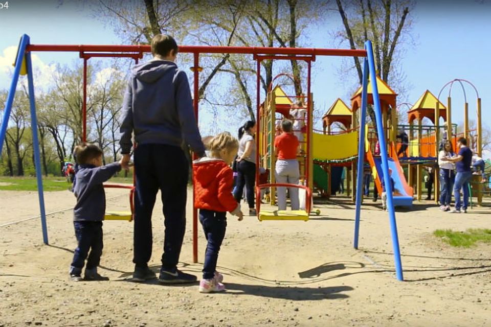 Видео-эксперимент: трое из десяти детей доверяют незнакомцам. Фото: стоп-кадр видео "Поиск пропавших детей - Красноярск".
