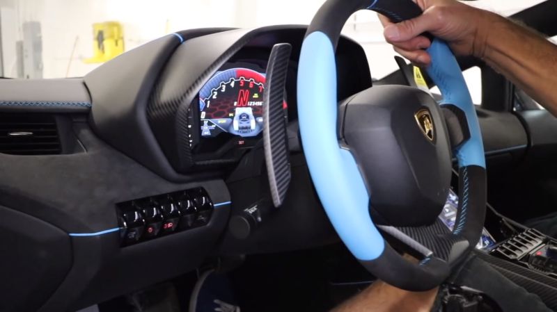 Распаковка нового Lamborghini Centenario мощностью 770 лошадиных сил Распаковка нового Lamborghini Centenario мощностью 770 лошадиных сил