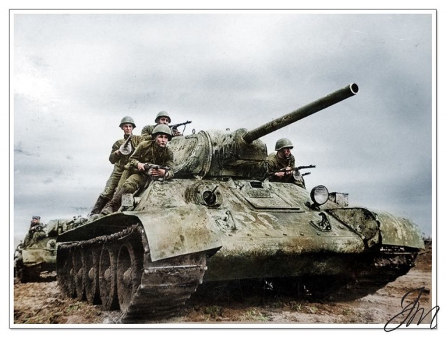 Т-34-85, подожженный панцерфаустом, и замечательные очки, спасшие мехвода Т-34-85, подожженный панцерфаустом, и замечательные очки, спасшие мехвода