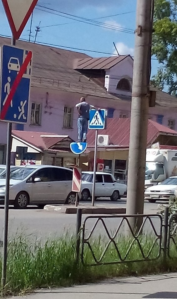 Странность людей на улицах просто зашкаливает Вы и не догадывались, что в психушках тоже бывают каникулы