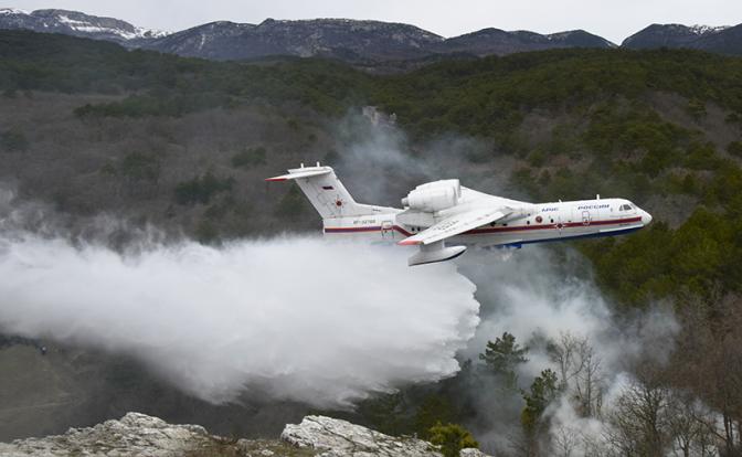 Уникальный российский гидросамолет Бе-200 горит ясным пламенем