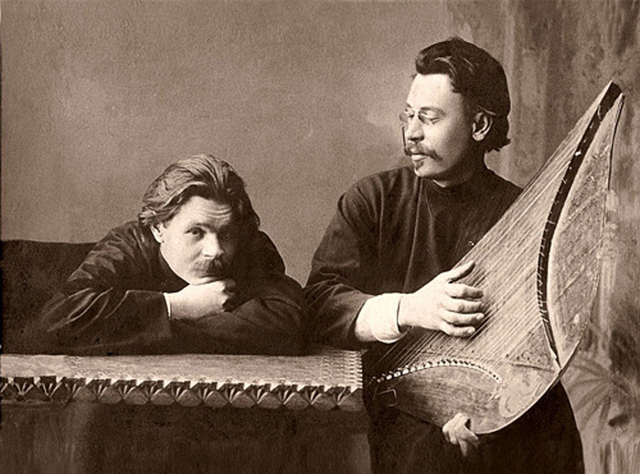 Максим Горький и Скиталец с гуслями, ок. 1900 года Максим Горький и Скиталец с гуслями, ок. 1900 года