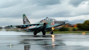 Штурмовик Су-25 ВКС России на авиабазе Хмеймим в Сирии Штурмовик Су-25 ВКС России на авиабазе Хмеймим в Сирии