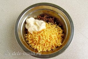 Яйца, фаршированные шпротами: Соединить желтки, шпроты и майонез