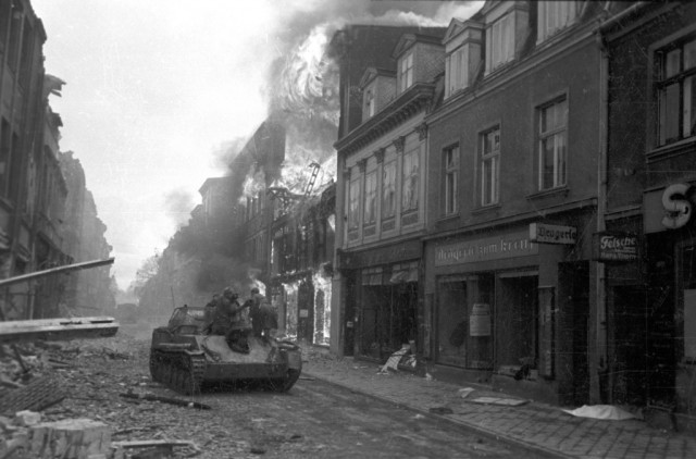 Т-34-85, подожженный панцерфаустом, и замечательные очки, спасшие мехвода Т-34-85, подожженный панцерфаустом, и замечательные очки, спасшие мехвода