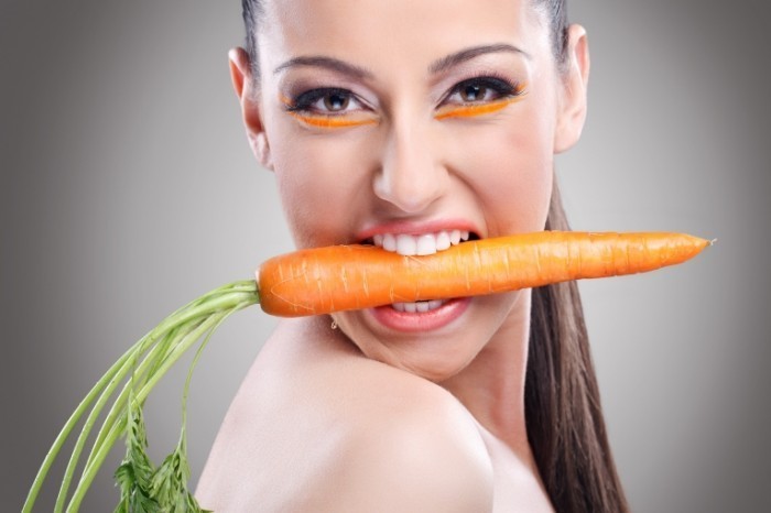 Dollarphotoclub 43797175 700x466 Девушка с морковью   Girl with carrots