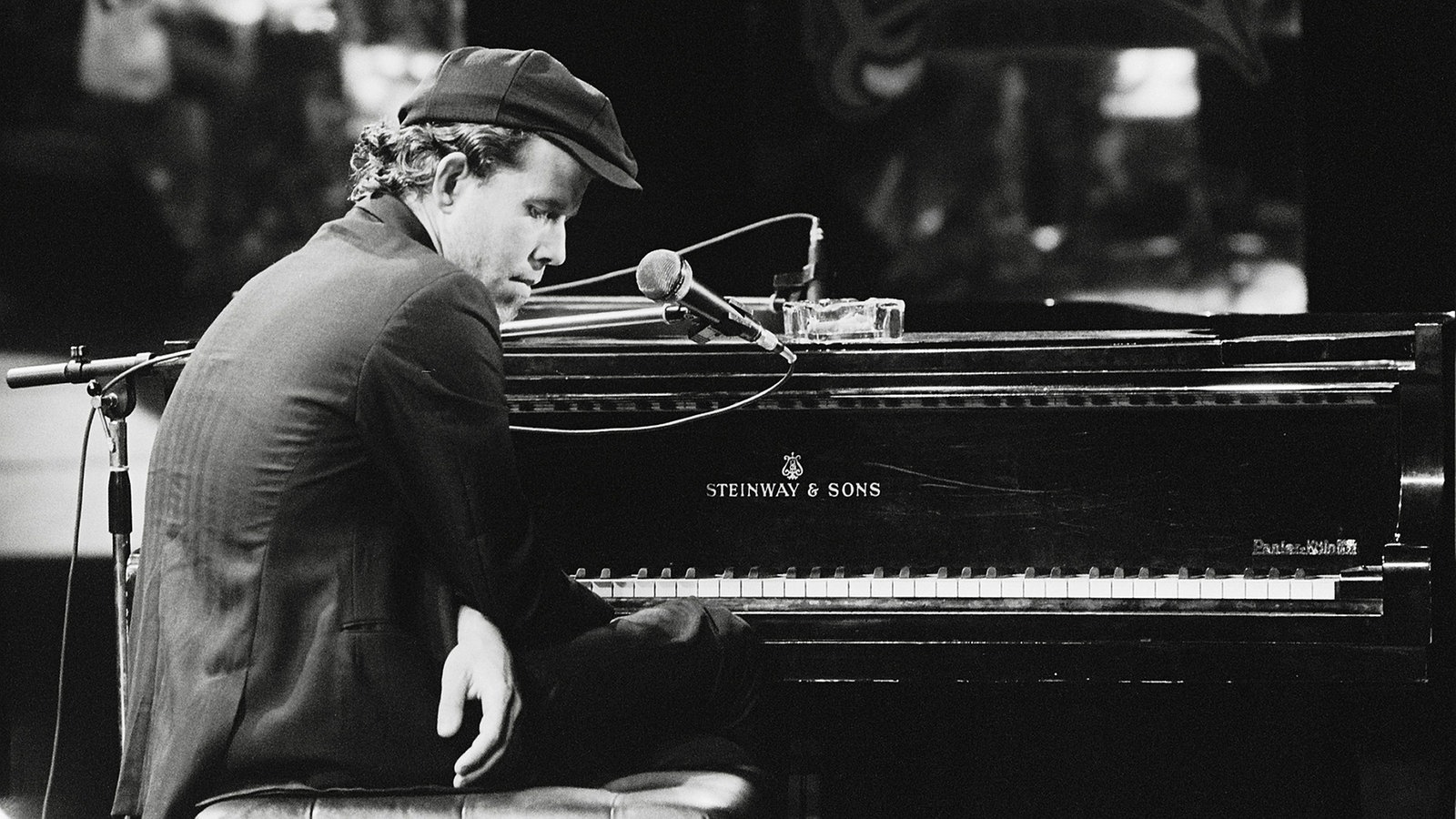 Том Уэйтс за пианино