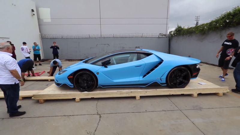 Распаковка нового Lamborghini Centenario мощностью 770 лошадиных сил Распаковка нового Lamborghini Centenario мощностью 770 лошадиных сил