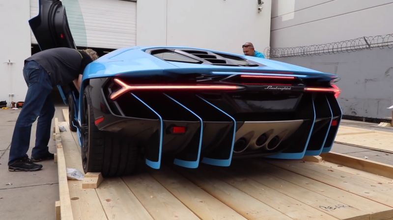 Распаковка нового Lamborghini Centenario мощностью 770 лошадиных сил Распаковка нового Lamborghini Centenario мощностью 770 лошадиных сил