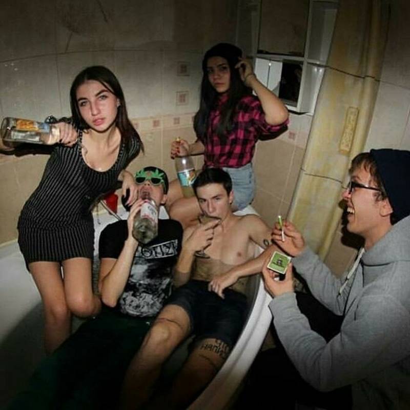 Скромная девушка отдыхает на вечеринке порно фото