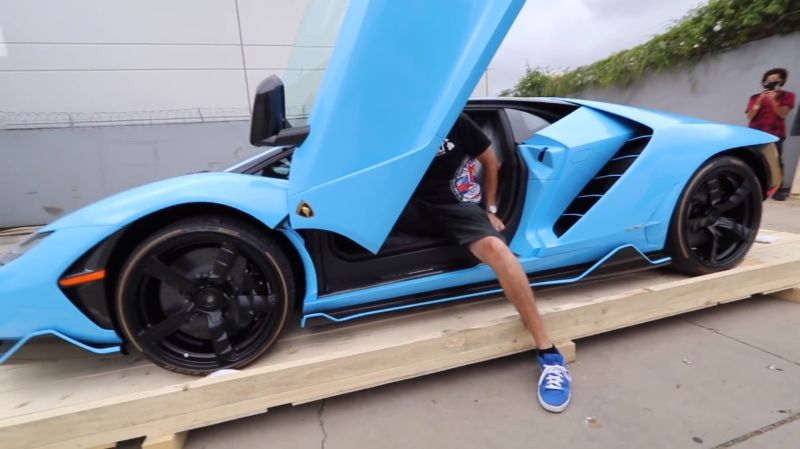 Распаковка нового Lamborghini Centenario мощностью 770 лошадиных сил Распаковка нового Lamborghini Centenario мощностью 770 лошадиных сил